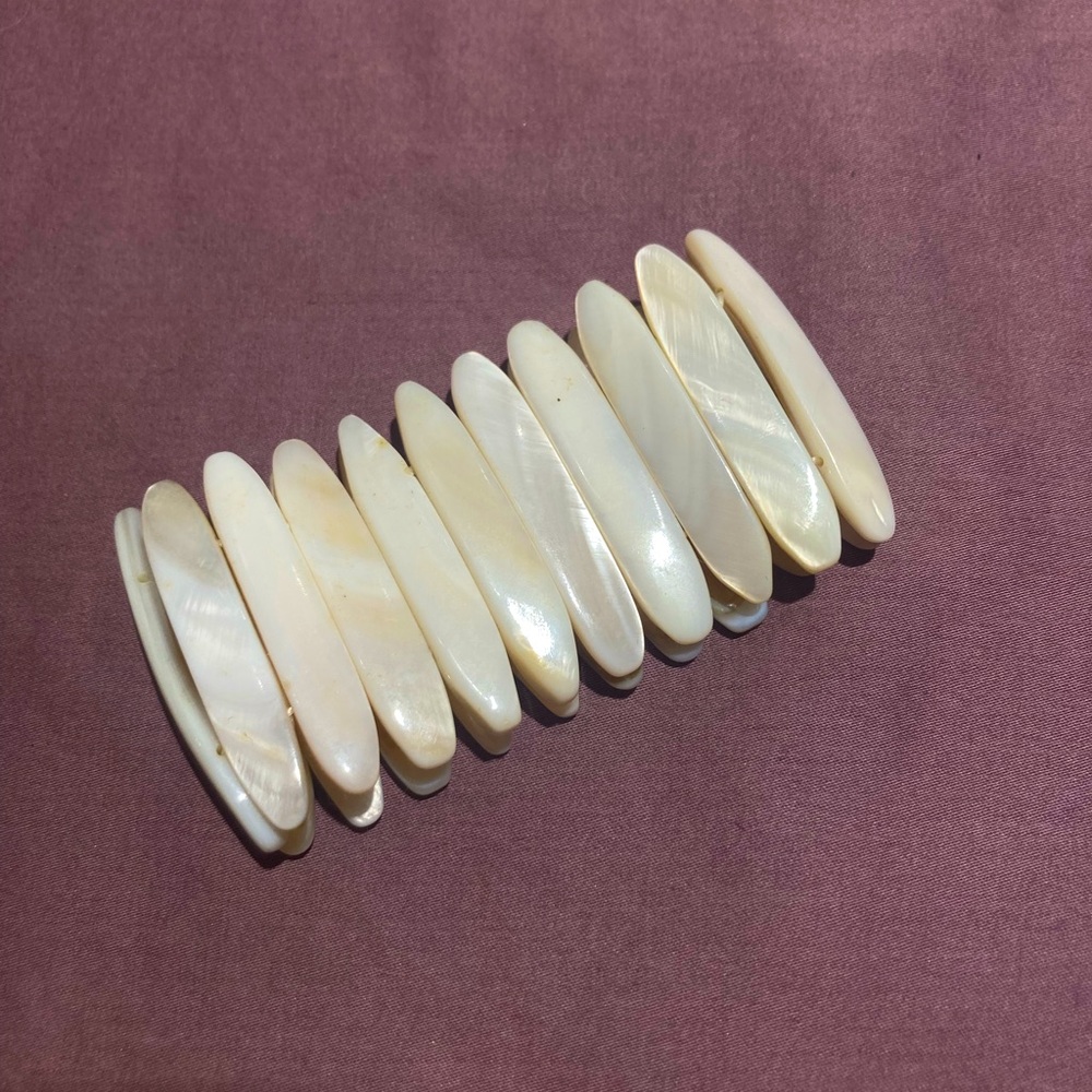 ⭐️⭐️ White shell cuff bracelet